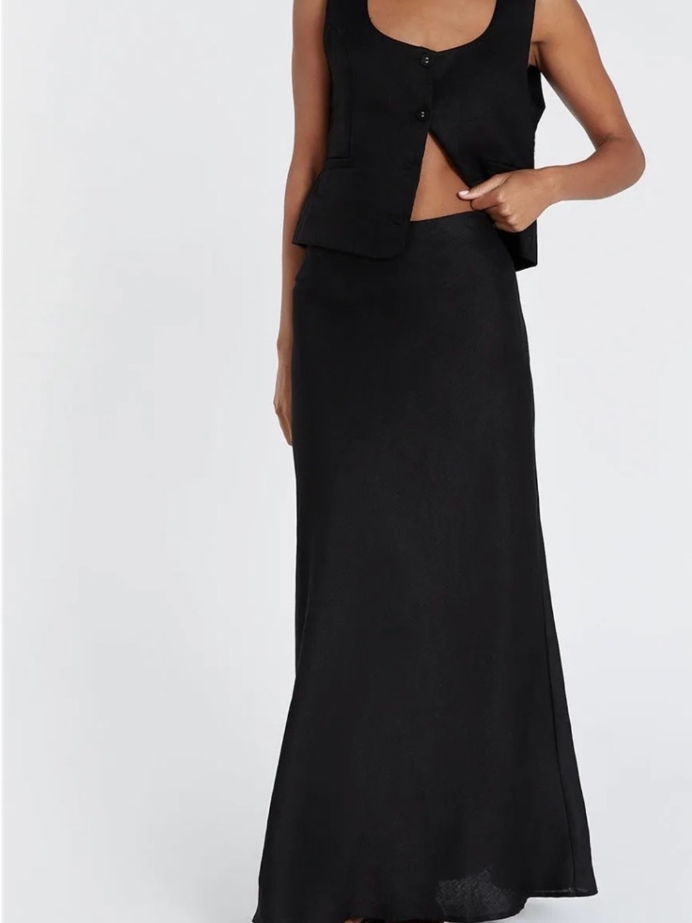 DISSH Black Midi Skirt with Sleek Silhouette